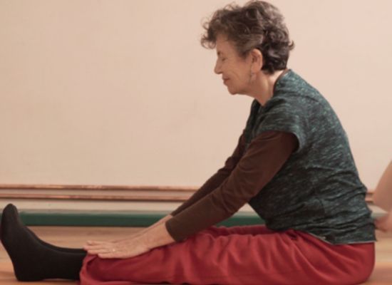 PERSONA ESTIRANDO - TERAPIA CORPORAL CON YOGA Y CHI KUNG