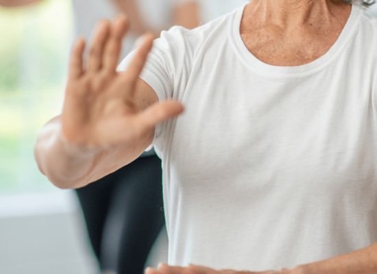 MANO CON POSTURA - TERAPIA CORPORAL CON YOGA Y CHI KUNG