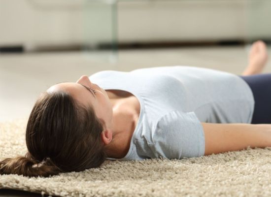 PERSONA JOVEN MEDITANDO - TERAPIA CORPORAL CON YOGA Y CHI KUNG