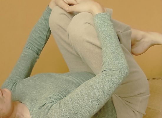 PERSONA ESTIRANDO Y SOLTANDO - TERAPIA CORPORAL CON YOGA Y CHI KUNG