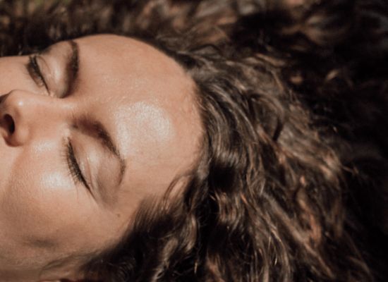 MUJER MEDITANDO - TERAPIA CORPORAL CON YOGA Y CHI KUNG