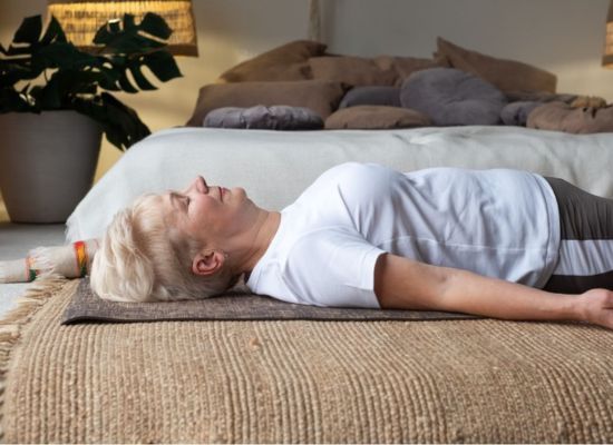PERSONA MEDITANDO - TERAPIA CORPORAL CON YOGA Y CHI KUNG